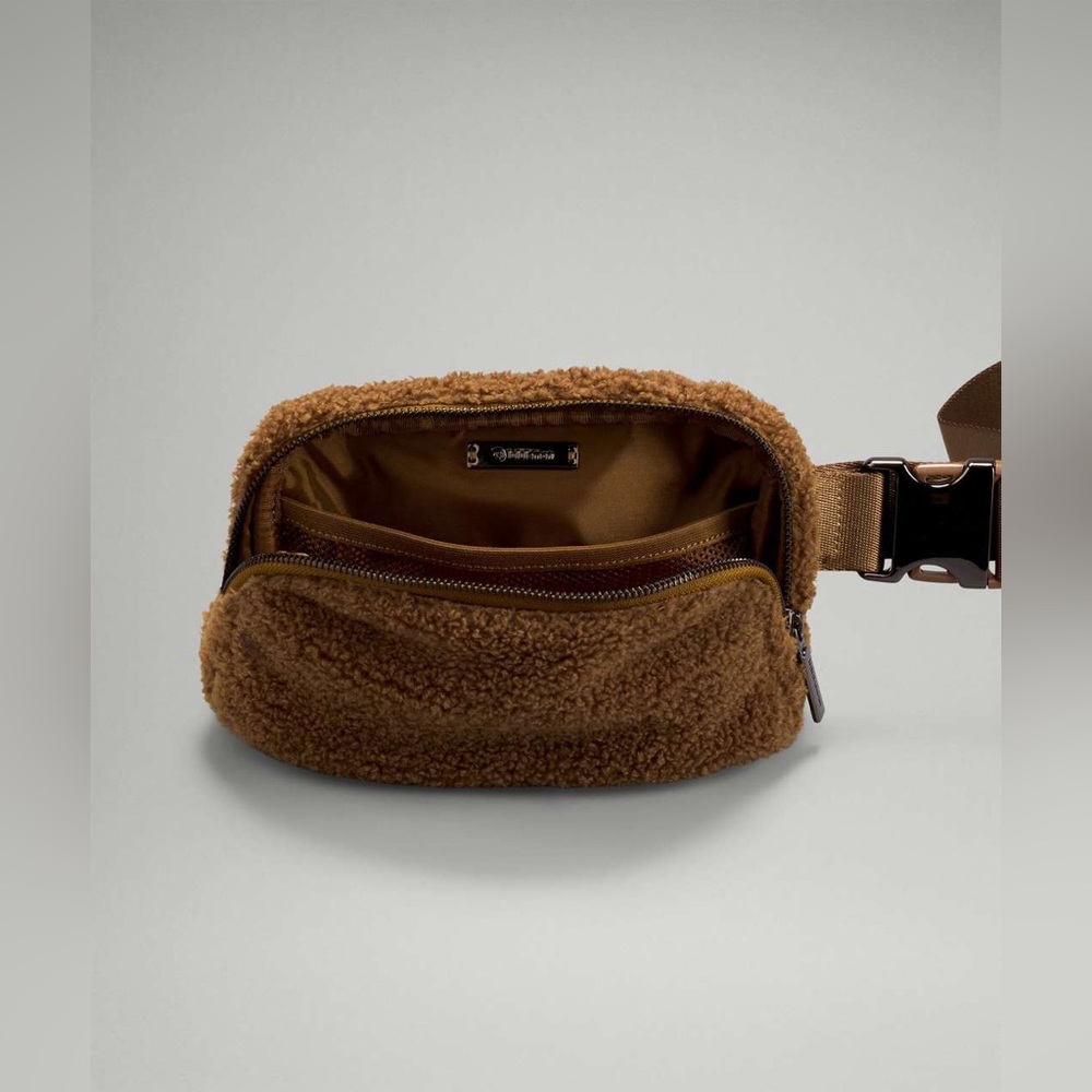 Lululemon Everywhere Belt Bag Brown Sherpa Fleece Travel Activewear Gym Casual - Picture 5 of 12